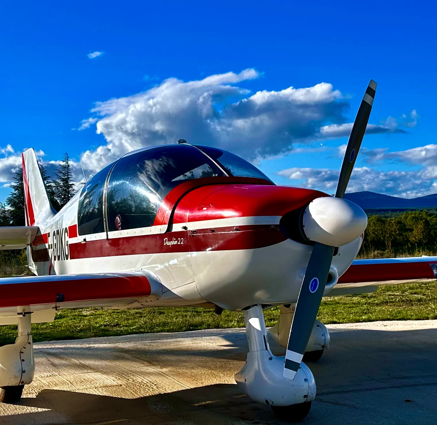Robin DR400 rouge et blanc de l’Aéroclub d’Uzès sous un grand ciel bleu