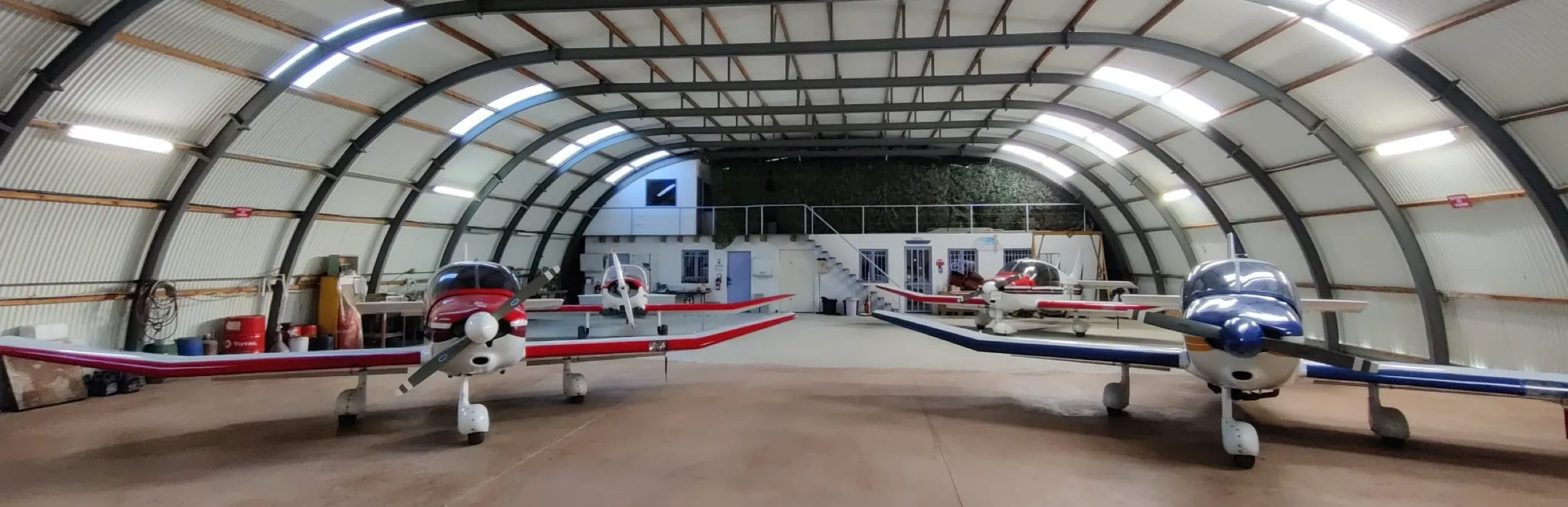 Les trois avions de l’Aéroclub d’Uzès alignés dans leur hangar