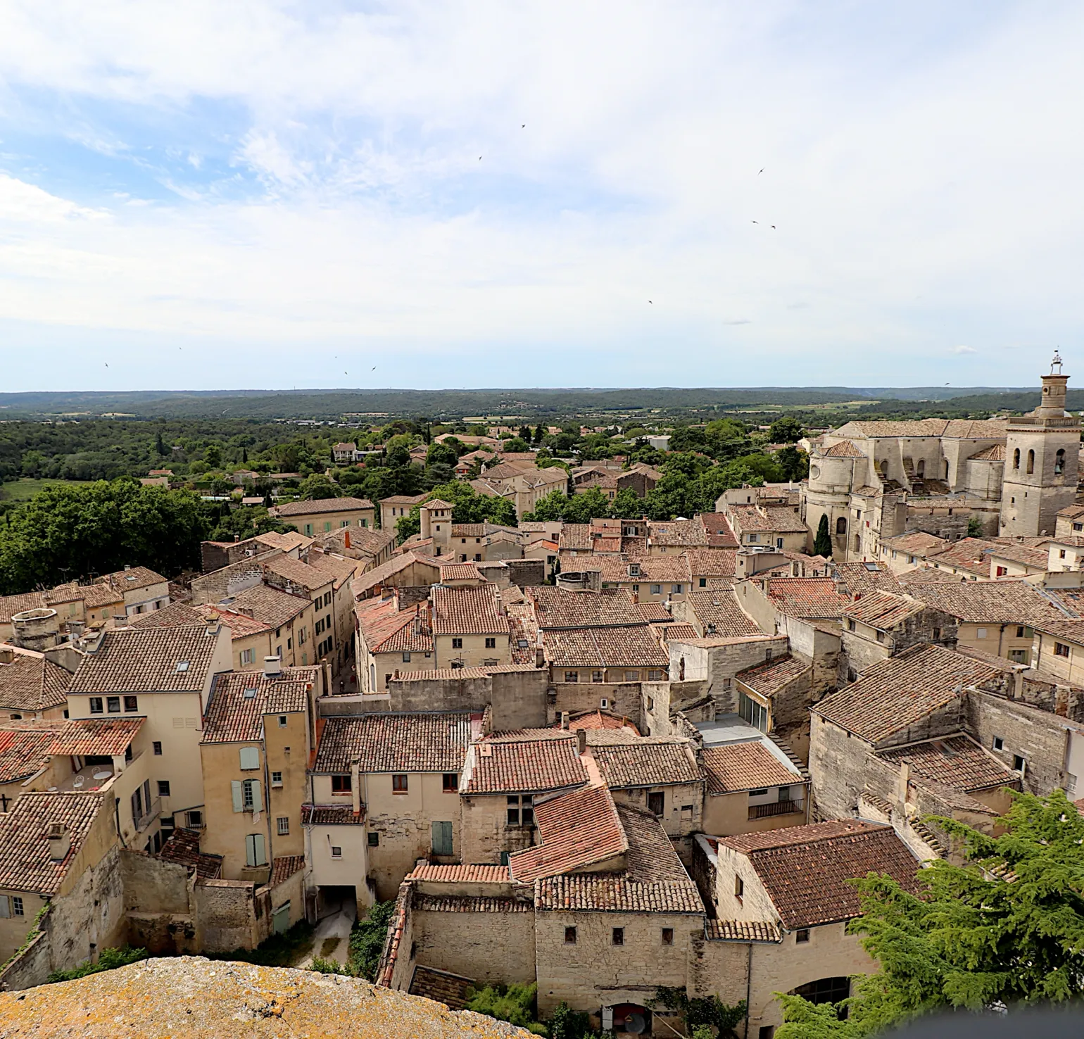 Vue sur les toits anciens et la cathédrale d’Uzès